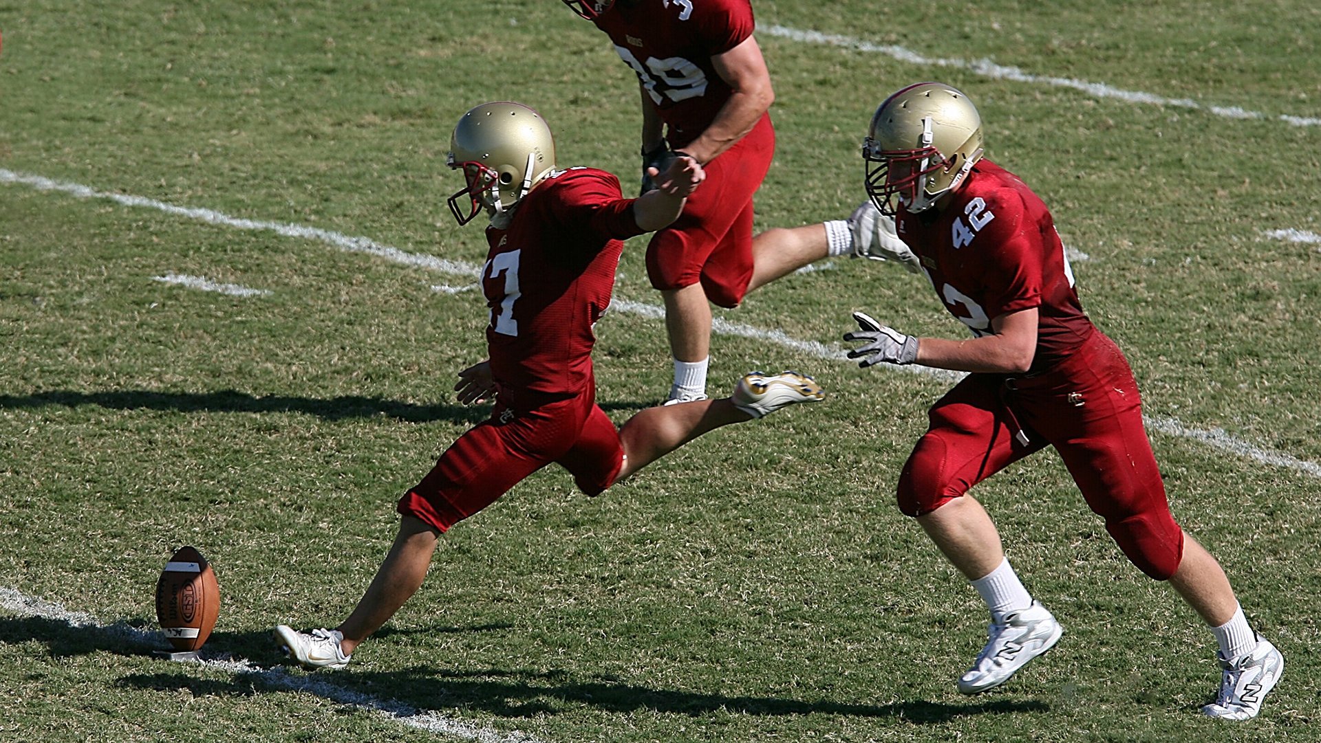 “华金·托比利亚的传球精确与防守力，助力美洲狮队屡创佳绩”